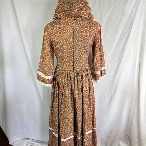 Vintage Handmade Prairie Dress with Matching Bonnet - Picture 8 of 12